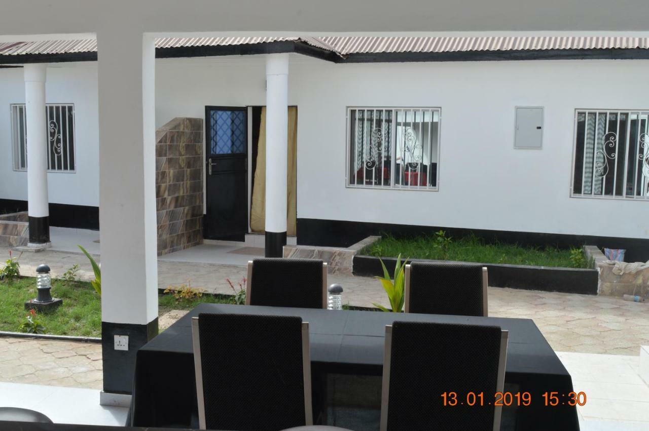 Sukuta Nema Guest House Banjul Exteriör bild